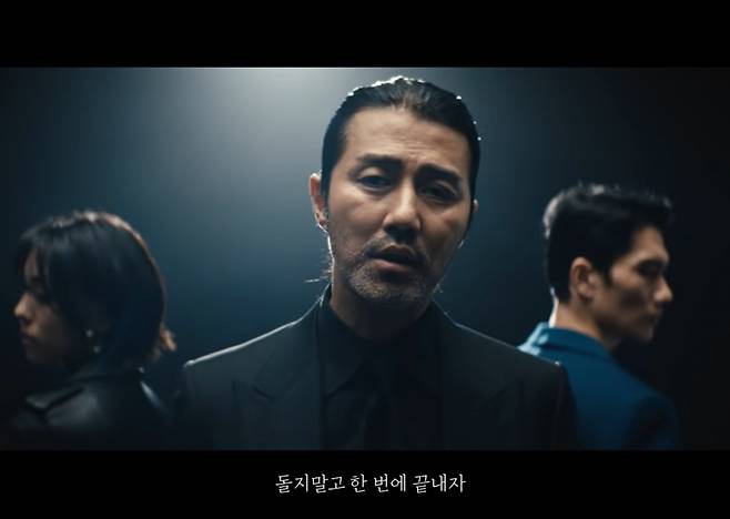 쿠팡이츠 배달기사는 한 번 배달할 때 한 집만 배달할 수 있기 때문에 한 시간 내에 처리할 수 있는 배달 건수는 숙련자라 할지라도 3, 4건에 그친다. 최근 쿠팡이츠가 내건 ‘성과별 리워드 제도’에 따라 보너스를 받으려면 비숙련자는 하루 8시간가량을 꼬박 도로 위에서 보내야 하는 셈이다. [쿠팡이츠 광고영상 캡처]