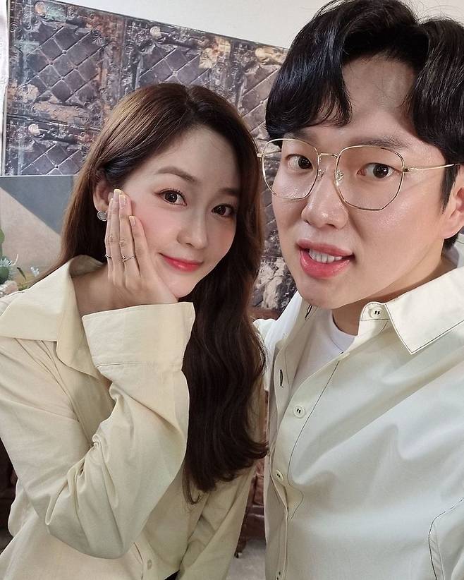 Broadcaster Jang Sung-kyu has unveiled a special relationship with Sung Yu-ri from Group Finkle.Jang Sung-kyu posted a picture on his instagram on May 27 with an article entitled I have 28 years of relationship with my sister .. # Sung Yu-ri # High School # Kokomu Season 2.In the public photos, Jang Sung-kyu and Sung Yu-ri are taking self-portraits with a friendly look.Jang Sung-kyu smiles slightly at the camera, and Sung Yu-ri is a cute pose with his hands on his chin.Earlier, Sung Yu-ri posted an article on his SNS called I am a junior but junior and informed Jang Sung-kyu and Elementary school alumni.Meanwhile, SBS entertainment Story Season 2 that Ties the Tail on the tail, which two people appear in, will air today (27th) at 10:30 pm.