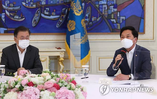 김기현 대표 권한대행 발언듣는 문 대통령 (서울=연합뉴스) 이진욱 기자 = 문재인 대통령이 26일 청와대에서 열린 문재인 대통령과 여야 대표 오찬간담회에서 국민의힘 김기현 대표 권한대행의 발언을 듣고 있다. 2021.5.26 cityboy@yna.co.kr