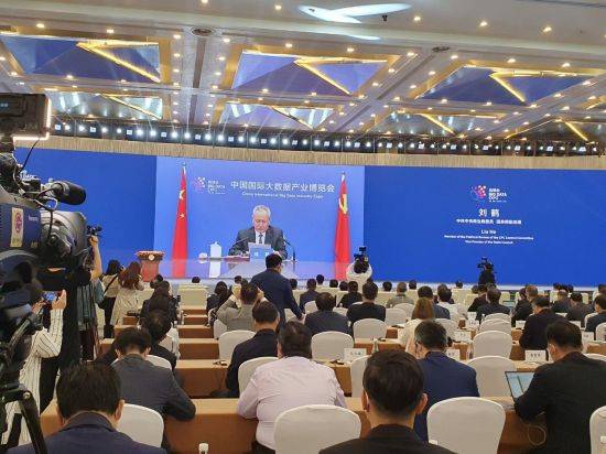 '2021 중국 국제 빅데이터 산업 박람회'가 '디지털 인텔리전스 변화와 물질 혁신'이라는 주제로 중국 구이저우성 구이양시 국제회의전람센터에서 열렸다. 류허 중국 부총리가 화상으로 개막식 축사를 하고 있다.
