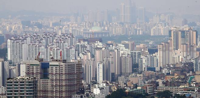 (서울=연합뉴스) 박동주 기자 = 서울 아파트값이 상승 폭을 확대하며 확연한 'V자 반등'을 나타내고 있는 가운데 지난 23일 오전 서울 남산에서 바라본 서울 시내 아파트 단지의 모습. 2021.5.23