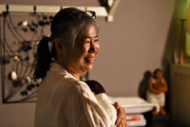 김옥진 경기 의왕시 아기탄생조산원 원장은 39년차 조산사다. 스스로 ‘산파 어미’라고 일컫는다. 김 원장에게 교육용 신생아 모형으로 아기 안는 자세를 부탁했다. 시선을 들어달라고 청하니, 그는 “아기 안은 사람은 아기에게서 눈을 떼선 안 되는데”라며 웃었다. 이한호 기자