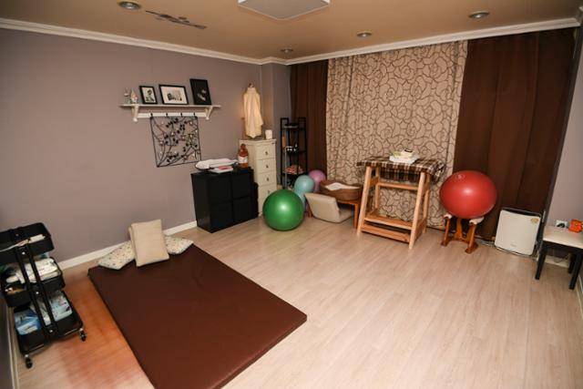 아기가 태어나는 방이다. 실제 임신부가 아이를 낳을 때는 간접 조명과 향초만 밝혀 조도를 낮춘다. 출산을 돕는 운동용 짐볼, 분만 의자도 보인다. 이한호 기자