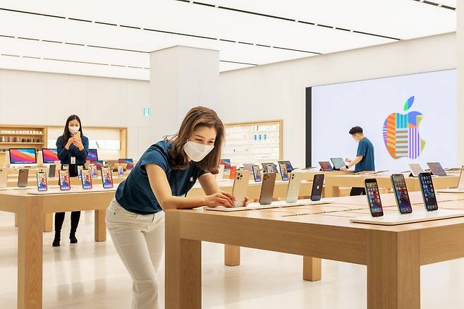 Apple's iPhone smartphones are displayed at an Apple Store in Yeouido, Seoul. (Apple)