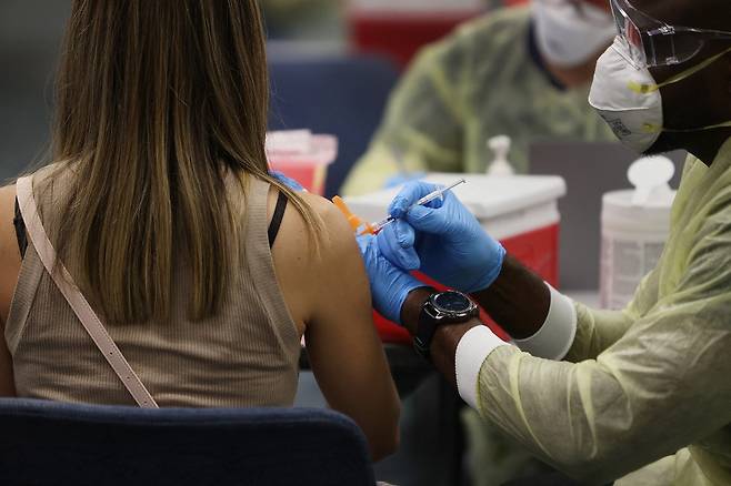 페루 출신의 여성이 지난 10일(현지시간) 미국 마이애미 공항에서 코로나19 백신을 접종받고 있다. /사진=AFP