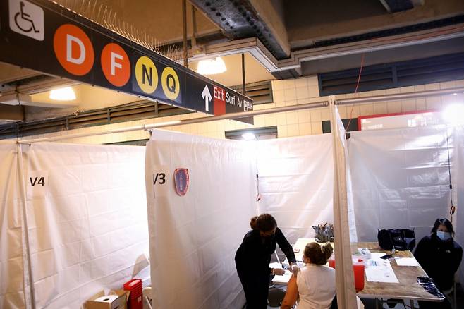 12일(현지시간) 미국 뉴욕 브루클린의 한 지하철역에 설치된 임시 접종소에서 코로나19 백신 접종이 진행되고 있다./사진=로이터