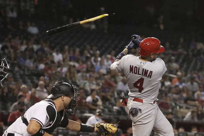 27일(현지시간) 피닉스에서 열린 애리조나 다이아몬드백스와의 경기에서 세인트루이스 카디널스의 포수 야디에 몰리나의 배트가 타격중 부러지고 있다. AP|연합뉴스