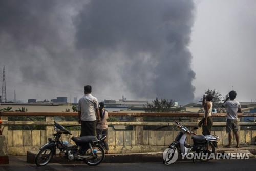 얀마 양곤에서 불타는 중국계 공장. 2021.3.14 [AP=연합뉴스]