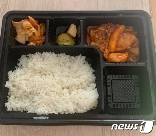 육군 51사단서 '부실 급식'으로 제보된 급식 사진('육군훈련소 대신 전해드립니다' 갈무리) © 뉴스1