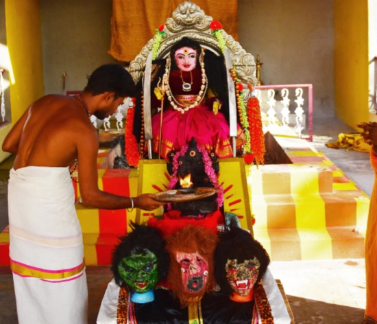 인도 남부 코임바토레에 코로나 여신 관련 힌두교 사찰이 마련돼있다. [사진=AFP 캡처]