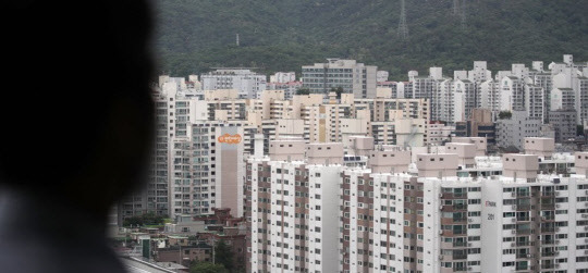 한 시민이 서울 노원구 상계동 아파트 단지 밀집 지역을 바라보고 있다. <연합뉴스>