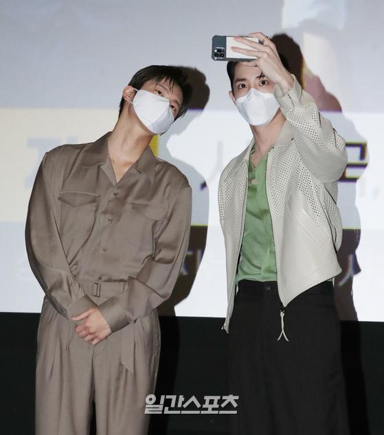 Actor Seo In-guk and Lee Soo-hyuk are attending the movie Pipeline stage greetings at Lotte Cinema Cheongryangri in Seoul Dongdaemun-gu on the afternoon of the 29th.Pipeline (director Yuha) is a crime entertainment film depicting a team play by six potters who dream of turning their lives around by stealing hundreds of billions of oil hidden under the land of the Republic of Korea. Seo In-guk, Lee Soo-hyuk, Yoo Seung-mok and Bae Da-bin performed.