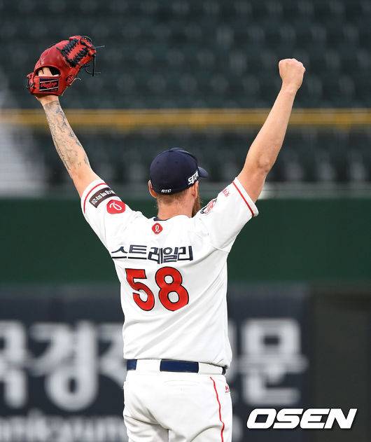 [OSEN=부산, 이대선 기자] 11일 오후 부산 사직야구장에서 ’2021 신한은행 SOL KBO 리그' 롯데 자이언츠와 SSG 랜더스의 경기가 열렸다.1회초 2사 1루에서 롯데 마차도가 SSG 한유섬을 외야플라이로 처리하자 스트레일리가 환호하고 있다. /sunday@osen.co.kr