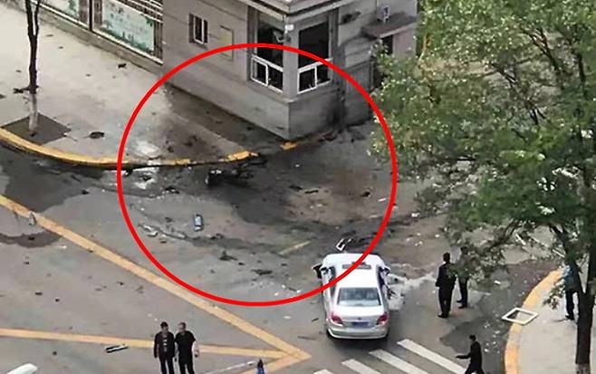 지난 24일 오후 2시 20분쯤 중국 랴오닝성 시청 앞 도로에서 주행 중이던 전기 오토바이가 폭발하는 사고가 발생했다. 운전자는 그 자리에서 사망했다. 고고통신