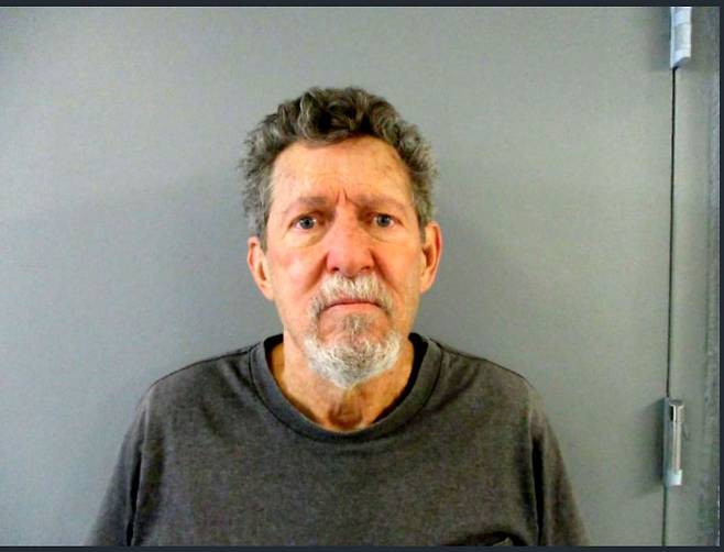 지난 1982년 1월 두 여성을 살해한 혐의로 미국 콜로라도주 파크 카운티 보안관실에 체포된 앨런 리 필립스가 지난 2월 24일(현지시간) 머그 샷 촬영에 응하고 있다.파크 카운티 보안관실 제공 AP