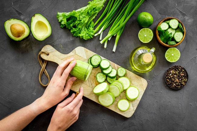 장터에서 사온 채소를 다룰 때는 섬세해진다. 먹을 때도 차분하고 온전하게 음미하고자 한다. [GettyImage]