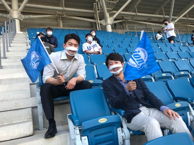 대구 삼성라이온즈파크를 방문해 프로야구 삼성 라이온즈 홈경기를 관람한 이준석 전 국민의힘 최고위원과 청년최고위원 출마자 김용태 경기 광명을 당협위원장. ⓒ이준석 캠프 제공