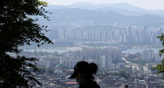 서울 남산에서 내려다 본 서울 아파트 단지 모습. <연합뉴스>