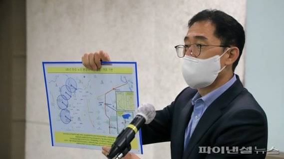 이주현 파주시 평화기반국장 27일 시중에 돌고있는 가짜노선 도면 제시. 사진제공=파주시