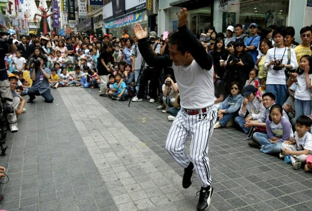 마임 공연이 펼쳐지고 있는 춘천 명동거리. 연합뉴스