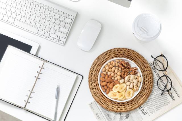 견과류는 밀봉해 냉장, 냉동 보관해야 한다./클립아트코리아