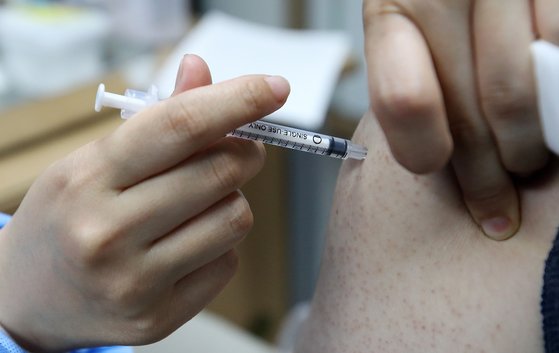 28일 오후 서울시 관악구보건소에서 보건소 관계자가 아스트라제네카 백신을 접종하고 있다. 뉴스1