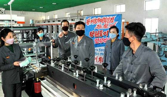 북한 노동당 기관지 노동신문은 올해 2월 3일 모든 당 조직들과 일꾼들은 당 대회 결정을 철저히 관철해야 할 막중한 임무가 있다는 점을 명심해야 한다고 강조했다. 사진은 평양식료품포장재공장에서 당 대회 결정 관철에 앞장서자며 사상 무장을 하는 근로자들. 뉴스1