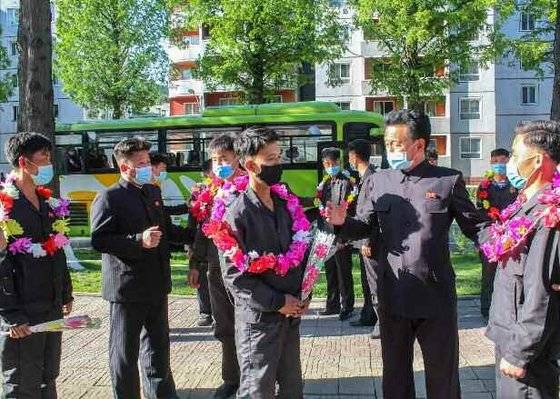 북한 노동당 기관지 노동신문 1면에 "평안남도에서 많은 청년들이 탄광과 농촌을 비롯한 사회주의 건설의 주요전구로 연일 탄원하고 있다"고 보도했다. 사진은 원지 파견을 결정한 청년들이 격려를 받고 있는 모습. 뉴스1