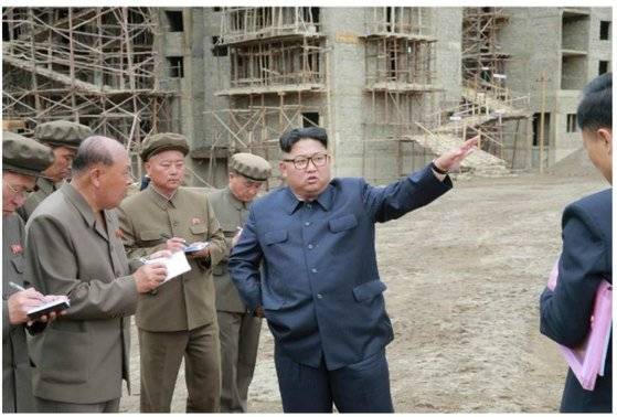 김정은 북한 국무위원장이 양강도 삼지연군의 건설현장을 시찰했다고 북한 노동당 기관지 노동신문이2018년 7월 10일 보도했다. 건설현장을 둘러보는 김정은과 간부들 중 누구도 안전모 등의 보호장구를 착용하지 않고 있다. 뉴스1