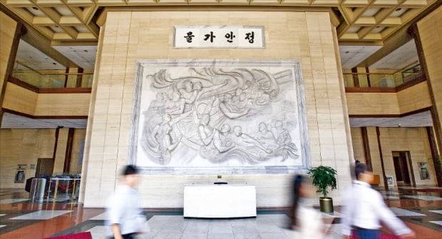 서울 중구 한국은행 본관 로비에 ‘물가안정’이라고 쓰인 대리석 현판이 걸려 있다. 한국은행법 1조 1항은 통화신용정책의 수립과 집행을 통한 물가안정 도모, 2항은 금융안정을 한은의 목적으로 규정하고 있다.  한국은행 제공