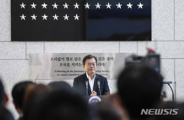 2018년 7월 문재인 대통령이 국정원 청사를 방문해 전직원에게 격려 및 당부 메시지를 전하고 있는 장면. 뉴시스