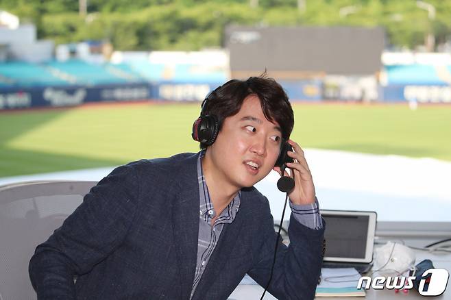 (대구=뉴스1) 공정식 기자 = 국민의힘 당 대표 예비경선을 1위로 통과한 이준석 후보가 28일 오후 프로야구 삼성 라이온즈와 두산 베어스의 경기가 열리는 대구 삼성라이온즈파크를 찾아 방송중계실에서 방송 관계자의 승인을 얻어 헤드셋을 착용해보고 있다. 2021.5.28/뉴스1