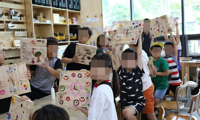 서울 성동구 서울새활용플라자 새활용하우스에서 폐소재 활용 체험을 해보고 있는 아이들의 모습. 서울새활용플라자 제공