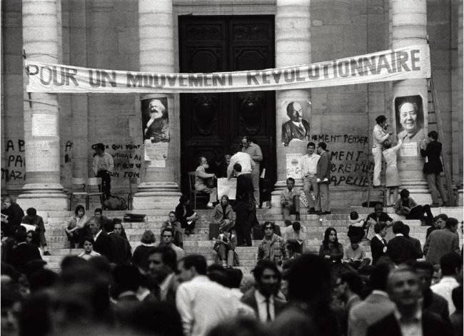 1968년 5월 ‘68운동’ 와중에 프랑스 소르본대 학생들이 학교 건물 기둥에 마오쩌둥과 블라디미르 레닌, 카를 마르크스(오른쪽부터)의 초상화를 붙이고 시위하고 있다. [GETTYIMAGES]