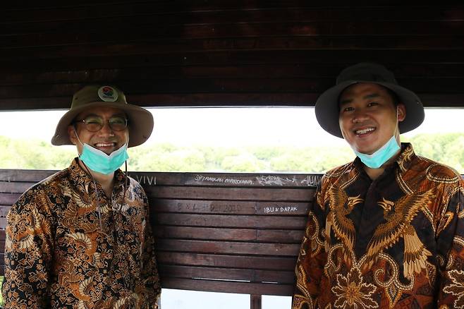 이성길 한-인니 산림센터장과 이준산 임무관 [자카르타=연합뉴스]
