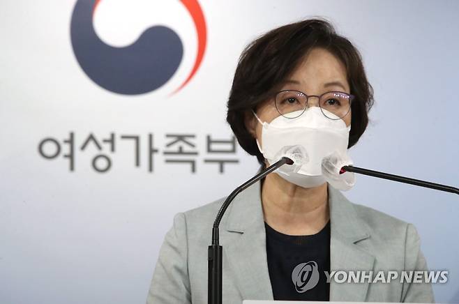 여가부, 2020년 가족실태조사 결과 발표 (서울=연합뉴스) 김승두 기자 = 여성가족부 이정심 청소년가족정책실장이 28일 정부서울청사 브리핑실에서 「2020 제4차 가족실태조사」 결과를 발표하고 있다. 2021.5.30.[연합뉴스 자료사진. 재판매 및 DB금지] photo@yna.co.kr