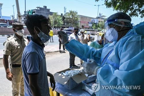 인도 뉴델리에서 진행된 코로나19 검사 모습. [AFP=연합뉴스]