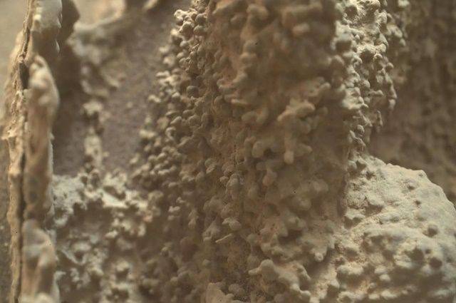 큐리오시티 로버가 2월 1일에 촬영한 화성 지표면의 클로즈업 사진 (사진=NASA/ JPL-Caltech)