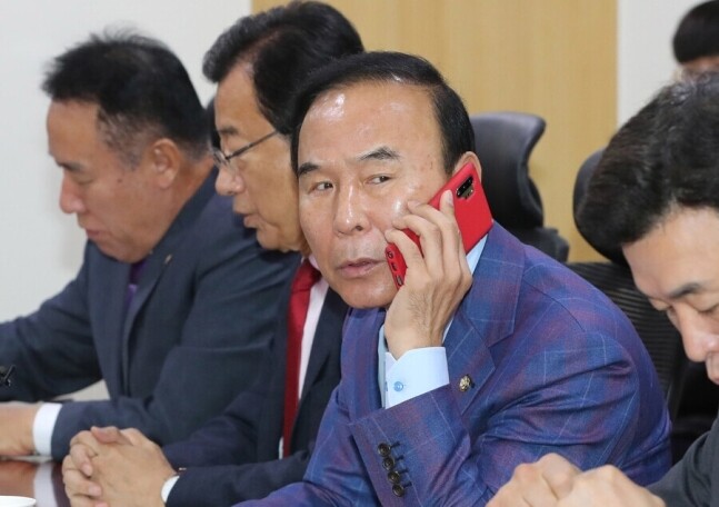 박덕흠 의원이 중진 모임에서 전화통화를 하고 있다. 연합뉴스
