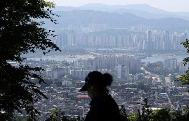 30일 오전 서울 남산에서 내려다본 강남구 일대 아파트 단지. 연합뉴스