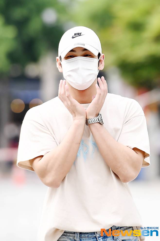 NUEST member Baekho is on his way to work as a special DJ for SBS Power FM Lee Juns Young Street in SBS Mok-dong, Yangcheon-gu, Seoul, on the afternoon of May 31.
