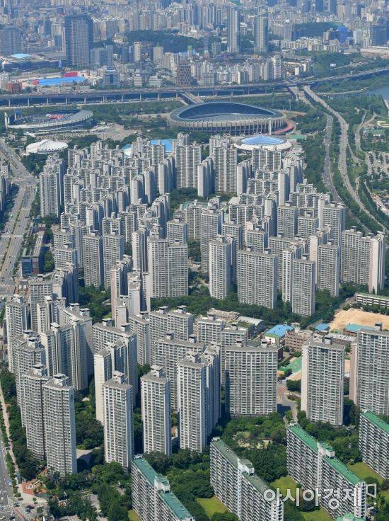 서울 송파구 롯데월드타워 스카이전망대에서 바라본 강남 일대 아파트 전경./윤동주 기자 doso7@