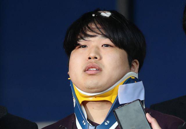 성착취 불법 촬영물을 제작하고 유포한 텔레그램 '박사방' 운영자 조주빈이 지난해 3월 서울 종로경찰서에서 검찰로 송치되기 전 취재진 질문에 답하고 있다. 연합뉴스