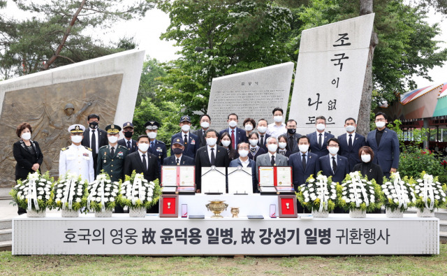 장현국 경기도의장(맨 앞줄 오른쪽 다섯번째)이 ‘호국의 영웅 귀환 행사’에서 故 윤덕용·강성기 일병의 희생을 기리고 관계자들과 기념 촬영을 하고 있다.[사진=경기도의회]