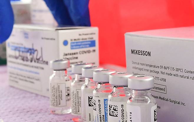 얀센 코로나19 백신 제품들. AFP=연합뉴스