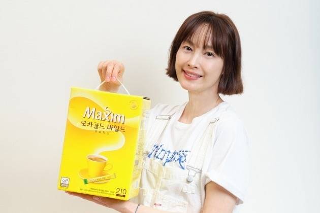 동서식품은 이달부터 맥심 커피믹스 대규격 제품에 종이 손잡이를 도입한다고 1일 밝혔다. 사진=동서식품