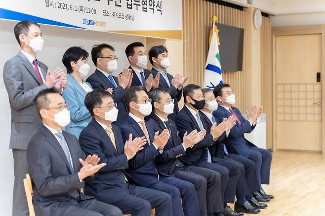 업무협약식에 참석한 주요 관계자들이 기념사진을 찍고 있다.(뒷줄) 왼쪽부터 오승택 에이모 대표이사, 제윤경 경기도일자리재단 대표이사, 유승경 경기도 경제과학진흥원 원장, 김태창 네이버클라우드 사업총괄 전무, 유태준 마인즈랩 대표이사(앞줄) 왼쪽부터 황성우 삼성SDS 대표이사, 조성현 만도 대표이사, 강용성 와이즈넛 대표이사, 이용철 경기도 행정1부지사, 정덕균 포스코ICT 대표이사, 정승식 마이다스아이티 대표이사, 송재호 KT AI/DX융합사업부문장 부사장. /사진=KT