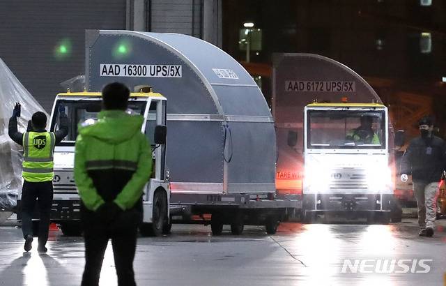[인천공항=뉴시스]박진희 기자 = 코로나19 화이자 백신 43만6000회분이 5일 새벽 인천국제공항 화물터미널에 도착하고 있다. 2021.05.05. pak7130@newsis.com