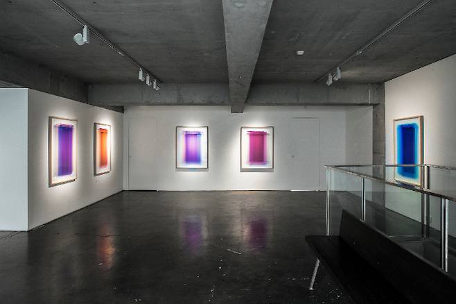 장승택의 '겹 회화' 전시 전경 사진, 예화랑 제공.