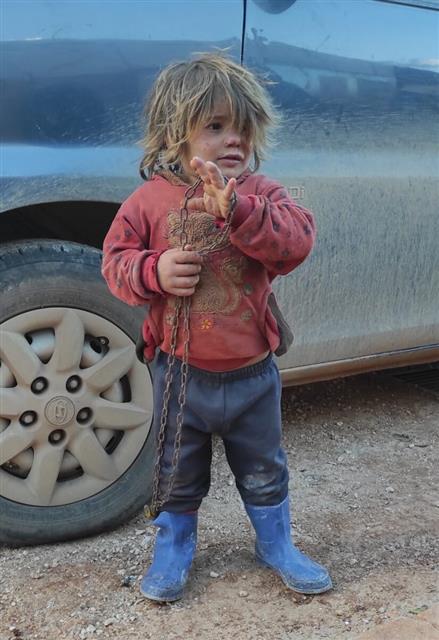 6살의 시리아 난민 소녀 날라 알 오트만이 영양실조로 숨지기 몇 달 전 손에 쇠사슬을 들고 서 있다.시리아인권관측소(SOHR) 제공